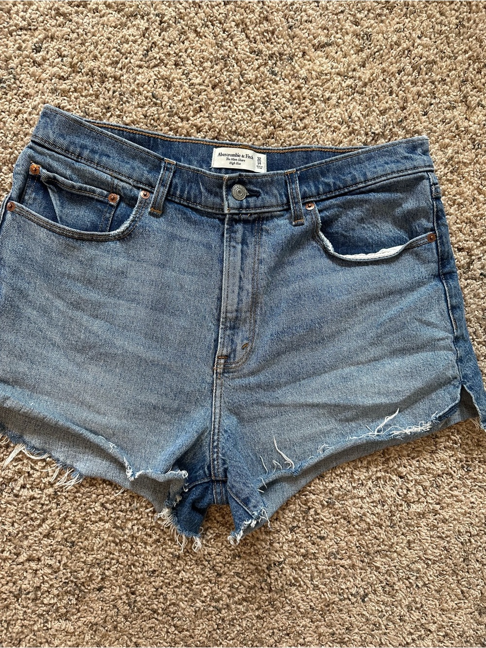 Abercrombie and Fitch, the Mom Jean short high-rise Curve Love size 32 size 14